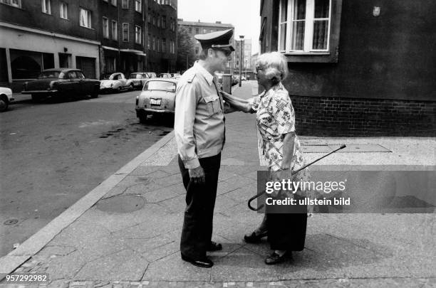 Der Abschnittsbevollmächtigte der Deutschen Volkspolizei, Wolfgang Kawolat, bei seiner täglichen Arbeit in Berlin, aufgenommen 1982. Der ABV war für...