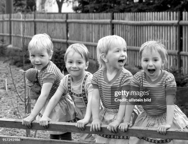 Die Vierlinge Mariann, Markus, Kathleen und Bianca , aufgenommen am an ihrem dritten Geburtstag im Garten ihrer Eltern in Dresden. Die Vierlinge...