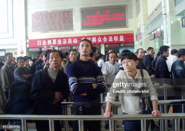 Im Bahnhof der Millionenstadt Taiyuan haben sich an den Schaltern Warteschlangen gebildet, aufgenommen am . Reisende nach Pingyao, einer der wenigen...