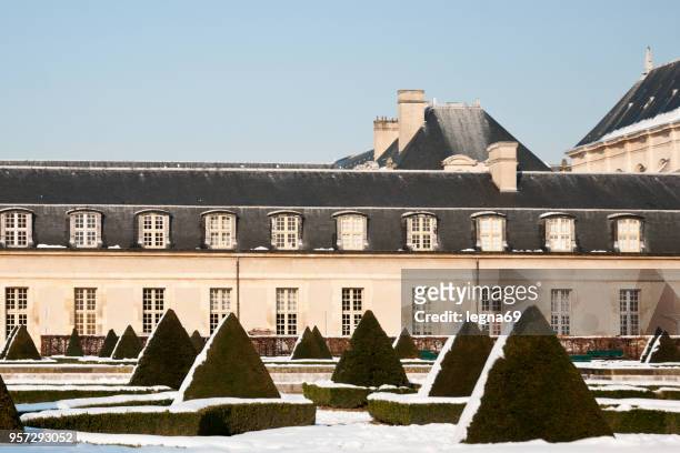 paris under snow : les invalides garden - ice fortress stock pictures, royalty-free photos & images