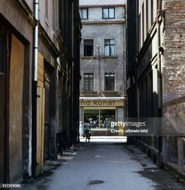 Blick in eine schmale Gasse in Salzwedel, undatiertes Foto von 1981.