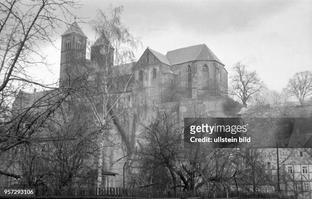 Blick um 1960 auf die auf dem Schlossberg gelegene Stiftskirche St. Servatius in Quedlinburg. Die mehr als tausendjährige Stiftskirche ist ein...