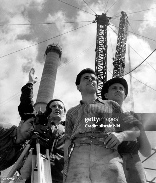 Arbeiter auf einer Großbaustelle in der Braunkohlenindustrie in Senftenberg, aufgenommen 1971.