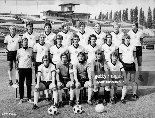 Fußballoberligist SG Dynamo Dresden präsentiert sich im heimischen Dynamo-Stadion für ein Mannschaftsfoto . Oben : Gert Heidler, Reinhard Häfner,...