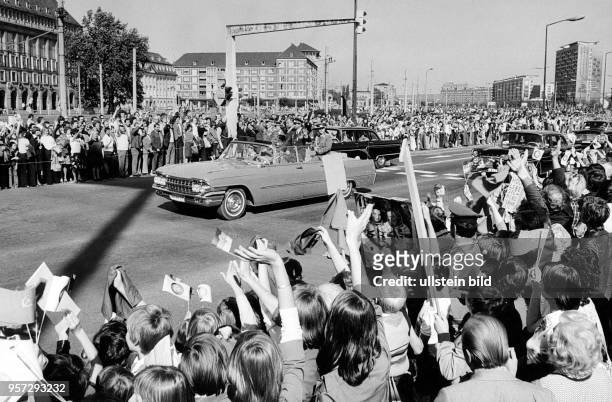 Tausende Dresdner bilden an den Straßen Spalier und begrüßen die beiden Kosmonauten Sigmund Jaehn mit Pawel Bykow bei ihrer Fahrt durch Dresden im...