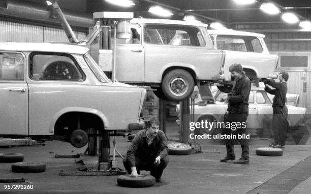 Verschiedene Pkw-Modelle der Marke Trabant werden in einer Kfz-Werkstatt in Ostberlin repariert, aufgenommen 1985. Ehe man einen Trabant sein eigen...