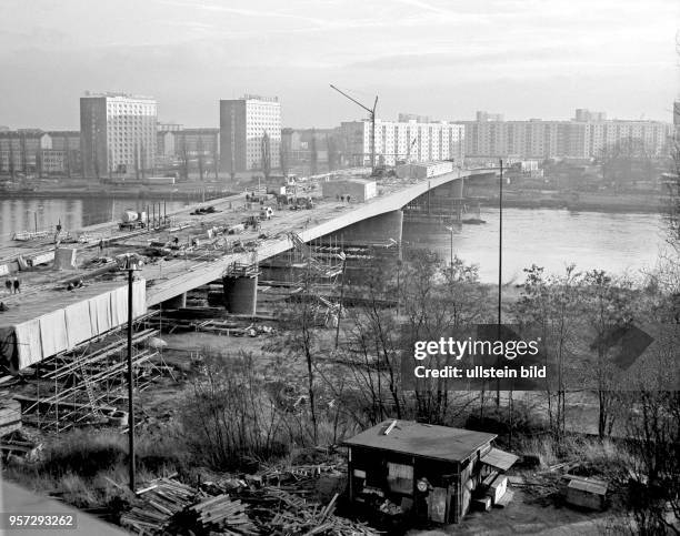 An der Stelle der 1945 zerstörten Carolabrücke in Dresden wurde Anfang der 1970er Jahre die neue Dr.-Rudolf-Friedrichs-Brücke errichtet, aufgenommen...