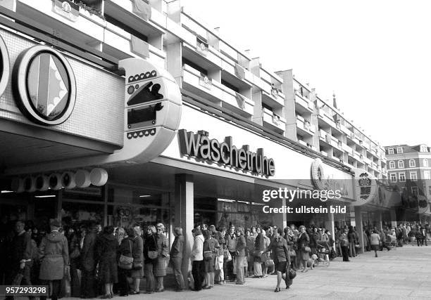 Zum 30. Jahrestag der DDR wurde im Oktober 1979 in Dresden die neue Einkaufsstraße " Straße der Befreiung " feierlich eröffnet und damit ein weiterer...