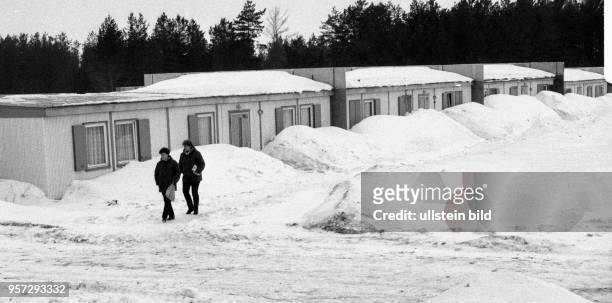 Blick auf die Baracken-Unterkunft der Baustelle für die Erdgastrasse aus Russland nach Westeuropa in der Sowjetunion im Gebiet Perm im Ural,...