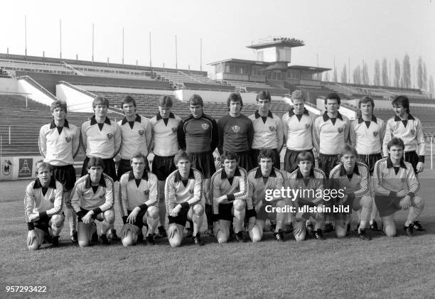 Mannschaftsbild der SG Dynamo Dresden in der Saison 1981/1982 im Dynamo-Stadion in Dresden, aufgenommen im März 1982.