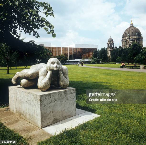 Die Figur einer liegenden Frau als Kunstobjekt im Marx-Engels-Fourm im Stadtzentrum von Ostberlin, im Hintergrund der Palast der Republik und der...