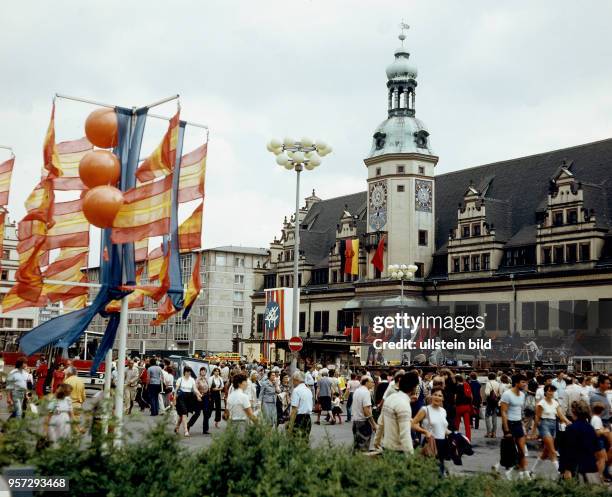 Vor dem Alten Rathaus in d er Innenstadt von Leipzig hängen Werbe-Fahnen für IX. Kinder- und Jugendspartakiade der DDR, die vom 25.-31. 07.1983 in...