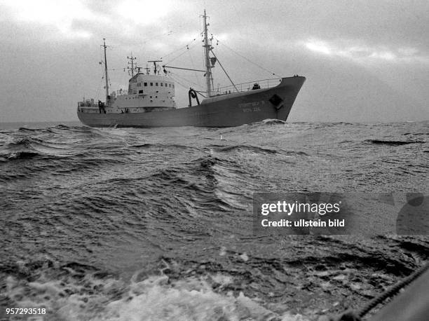 Das Ausbildungsschiff "Störtebeker" der Ingenieurhochschule für Seefahrt Warnemünde bei der Fahrt durch die bewegte Ostsee, aufgenommen am . Das 65...