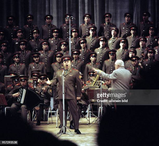 Das sowjetische Alexandrow-Ensemble bei einem Auftritt zum 30. Jahrestag der Befreiung im Mai 1975 in Berlin.