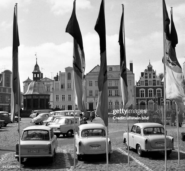 Gehisste DDR-Flaggen am Marktplatz der Hansestadt Wismar mit seinen historischen Bürgerhäusern sowie der von 1580 bis 1602 fertiggestellten Wismarer...