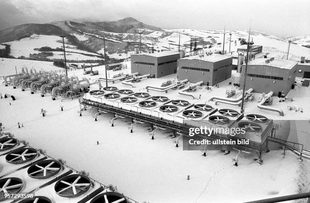 Blick auf die von DDR-Monteuren errichtete Erdgas-Verdichterstation auf einem in 700 Meter Höhe gelegenen Karpatengipfel in Wolowez in der...