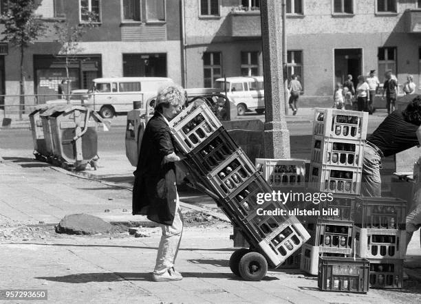 Ostberlin - heisse Sommertage, Alltagsgeschehen - Getränkeanlieferung an einem Geschäft im Stadtbezirk Prenzlauer Berg.