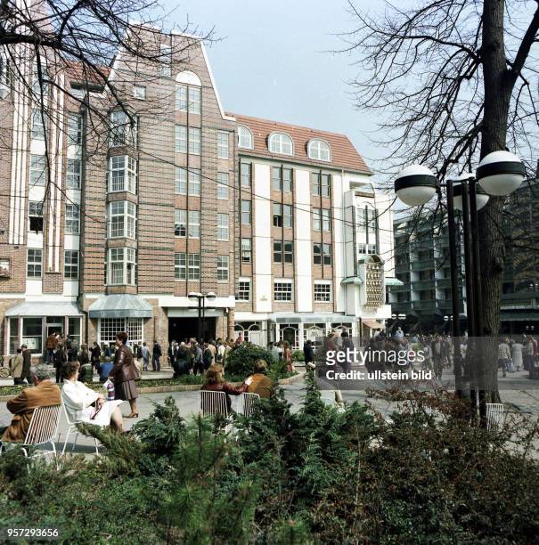 Im Frühjahr 1986 wird das vor kurzem fertiggestellte "Fünf-Giebel-Haus" am Universitätsplatz in Rostock an die Bewohner übergeben. Das Fünfgiebelhaus...