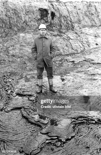 Ein Arbeiter auf der Schlackenhalde der August-Bebel-Hütte Helbra , aufgenommen am . In der zum Mansfeld Kombinat gehörenden Kupferrohhütte wurde...