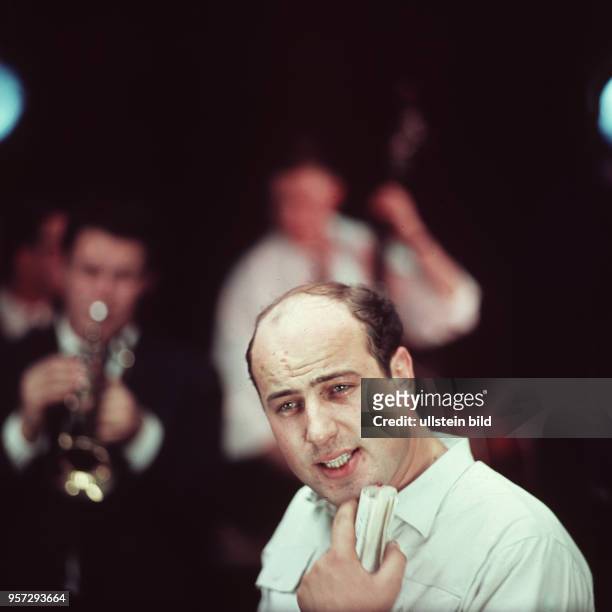 Der Sänger und Schauspieler Manfred Krug bei einem Auftritt mit den Jazzoptimisten bei einer Veranstaltung in Berlin , aufgenommen im Dezember 1963.