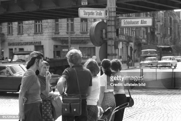 Passanten warten an der Kreuzung Schönhauser Allee/ Ecke Stargarder Straße, aufgenommen im Juni 1976 im Berliner Stadtbezirk Prenzlauer Berg.