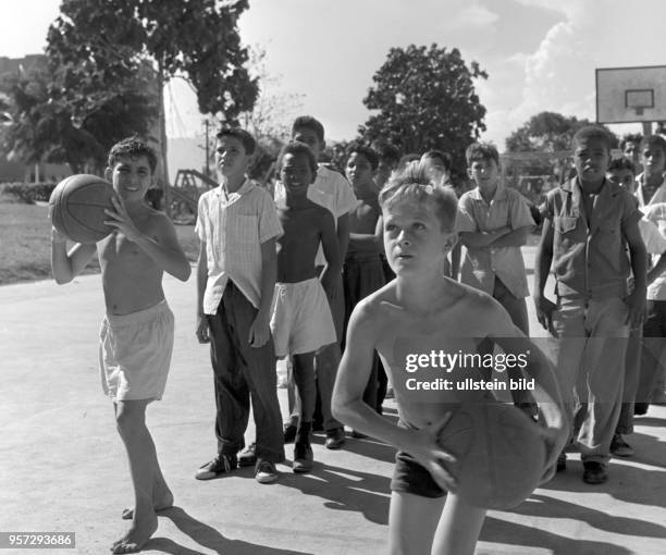 Kinder bei Spiel und Sport in einer Schule in Havanna, aufgenommen 1962.