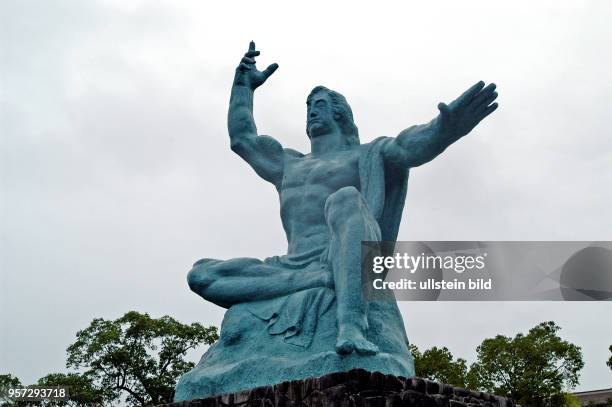 Japan / Nagasaki /Die 10 Meter hohe Friedensstatue von Kitamura Seibo in der Atombomben-Gedenkstätte von Nagasaki, aufgenommen im Oktober 2009. In...