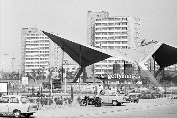Rostock / Rostock - Suedstadt / 1970 / Bau der Mehrzweckhalle "Kosmos" in der Rostock Suedstadt. Gatronomie, Kulturzenrum und Einkaufen unter einem...