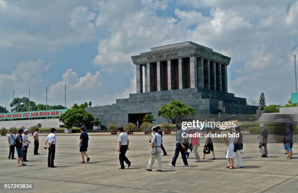 Blick auf das Ho-Chi-Minh-Mausoleum auf dem Ba-Dinh-Platz in Hanoi, der Hauptstadt der Sozialistischen Republik Vietnam, aufgenommen im Oktober 2008....