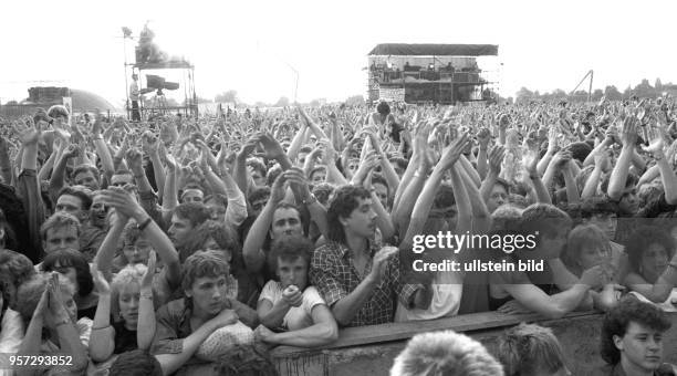 Auf dem Gelände der Radrennbahn Weissensee finden im Juni im Rahmen der FDJ-Friedenswoche Rockkonzerte mit Bands aus der DDR und dem damaligen...