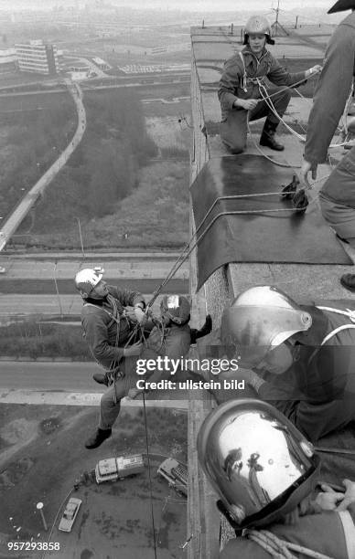 Feuerwehrleute des Spezialrettungsdienstes Höhenrettung üben das Abseilen vom Dach eines Elfgeschossers, um im Fall eines Brandes mittels Brustgurt,...