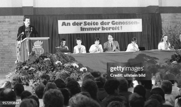 Pioniere aus der gesamten DDR nehmen 1988 an einer Konferenz in der Pionierrepublik am Werbellinsee teil. Am Rednerpult Wilfried Poßner, Sekretär des...