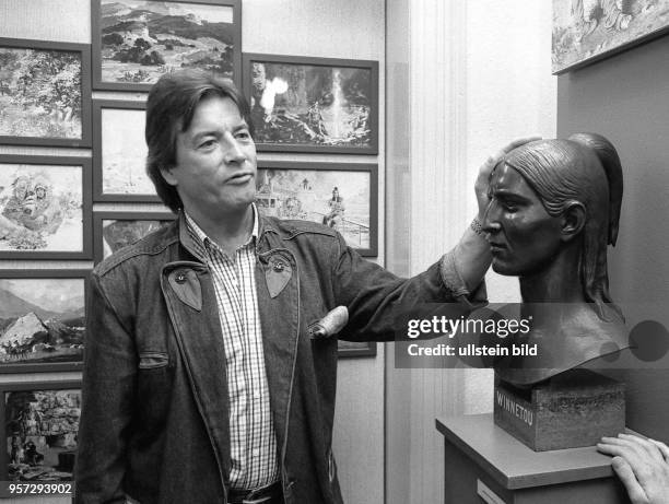 Der Schauspieler Pierre Brice bewundert im Juli 1988 im Karl-May-Museum im sächsischen Radebeul eine Büste der Roman-Figur "Winnetou". Vor allem der...