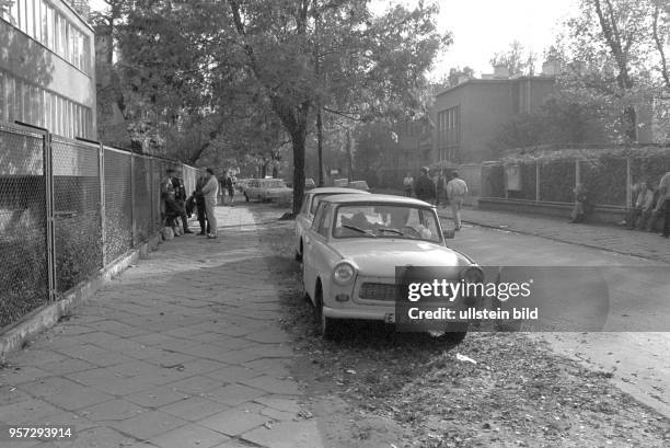 Viele DDR-Pkw vom Typ Trabant stehen im Herbst 1989 in den Straßen um die Botschaft der Bundesrepublik Deutschland in Warschau, undatiertes Foto vom...