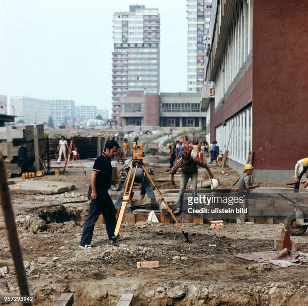 Vermessungsarbeiten an einer Baustelle im Neubaugebiet Halle-Neustadt, undatierte Aufnahme von 1982.