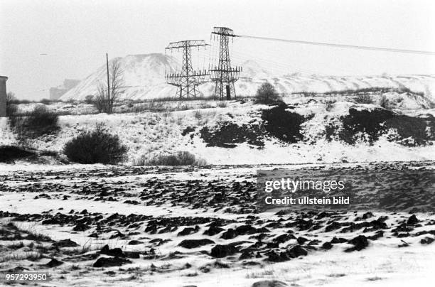 Winterliche Haldenlandschaft mit Freileitungsmasten bei Helbra im Mansfelder Land, aufgenommen am . Bei Helbra befand sich die August-Bebel-Hütte,...