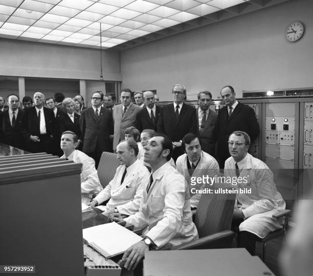 Im November 1971 wird eine Erweiterung in der Schaltanlage des Kernreaktors im Zentralinstitut für Kernforschung der Akadmie der Wissenschaften der...