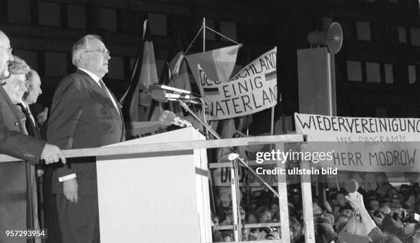 Besuch von Bundeskanzler Helmut Kohl am 19. Und 20. Dezember 1989 in Dresden. Vor der Ruine der Frauenkirche spricht Kohl zu Dresdner Bürgern -...