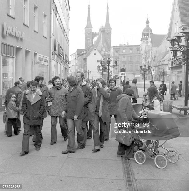 Studenten der Ingenieurhochschule Köthen bei einem Stadtbummel in Halle, undatiertes Foto von 1979.