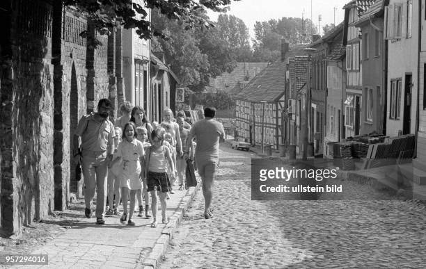 Kinder, Jugendliche und Erwachsene bei einem Ausflug, aufgenommen im Sommer 1984 in der Kleinstadt Plau am See. Durch die idyllische Lage im Westen...