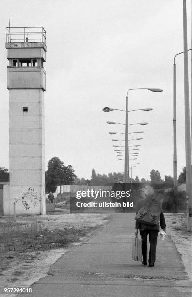 An der Puschkinallee im Ostberliner Stadtteil Treptow sieht man einen ehemaligen Wachturm der Grenztruppen der DDR - gut erkennbar noch Mauerreste...