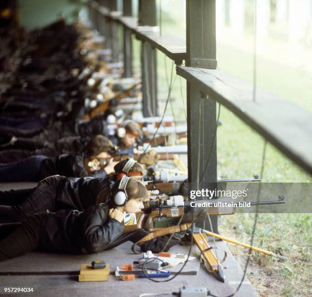 Zur VII. Kinder- und Jugendspartakiade in Berlin im Sommer 1979 wetteifern junge Sportschützen beim Schießsport um den ersten Platz. Bei der...