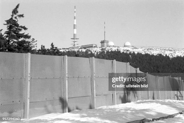 Ein Streckmetallzaun der einstigen innerdeutschen Grenze vor dem Gipfel des Brocken im Harz, aufgenommen im Februar 1993. Auch Jahre nach der...