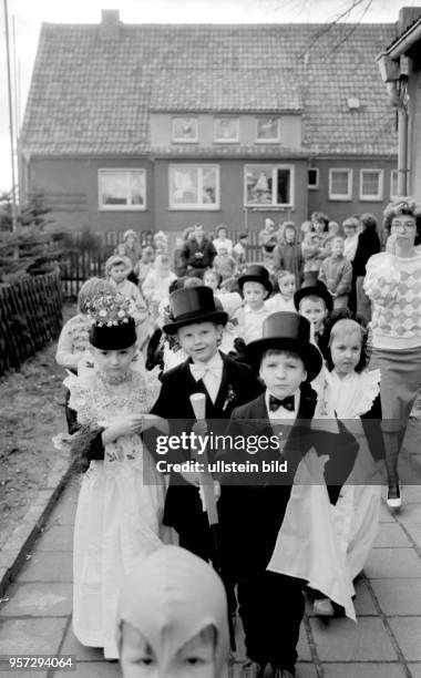 Alljährlich am 25. Januar feiern sorbische Kinder in der Lausitz das Fest der Vogelhochzeit. Wie hier 1990 im Kindergarten von Schmerlitz kleiden...