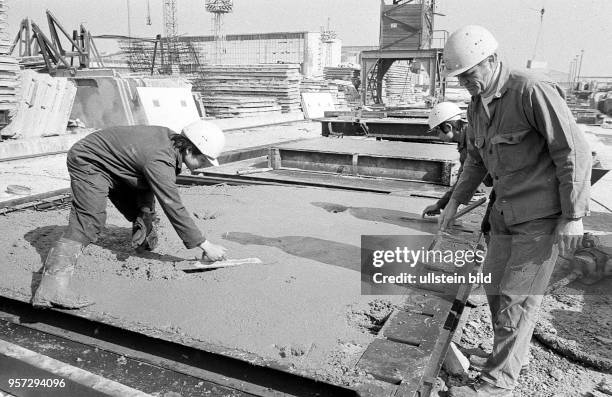 Rostock / Rostock - Marienehe / 80iger Jahre / Plattenwerk Rostock - Marienehe / Neben der Fliessfertigung von Betonplatten für den industriellen...