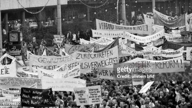 Hundertausende demonstrieren am auf den Straßen um den Alexanderplatz in Berlin-Mitte für Veränderungen in der DDR. Es war die größte...