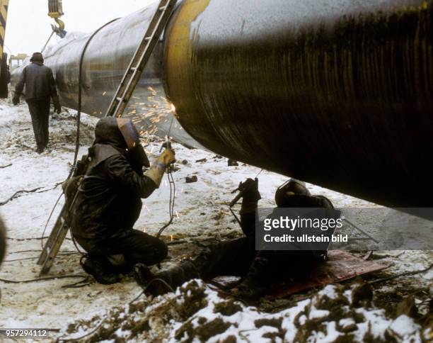 Schweißer fügen 1986 in der Sowjetunion im Gebiet Perm im Ural auf der Baustelle der Erdgastrasse aus Russland nach Westeuropa Rohre zusammen. Die...