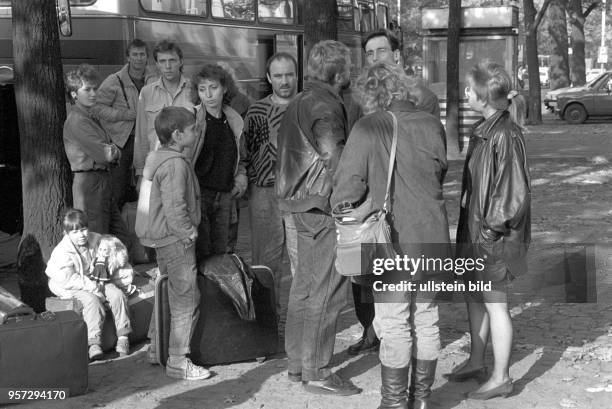 Flüchtlinge aus der DDR-Bürgern warten an einem Bus in Warschau auf ihre Ausreise in den Westen, undatiertes Foto vom Oktober 1989. Ebenso wie in der...