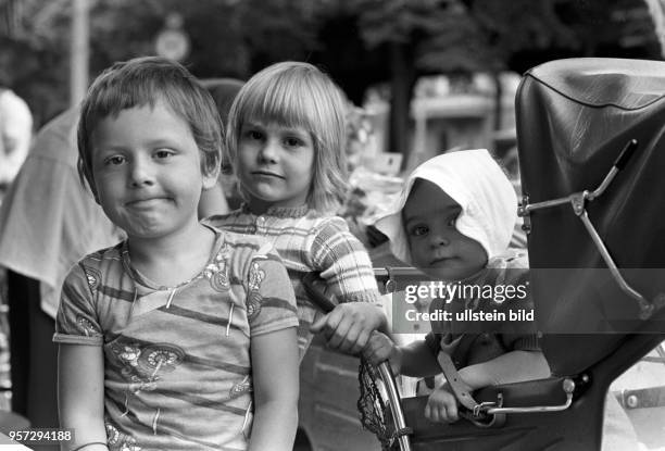 Bruder und zwei Schwesterchen, aufgenommen in der Schönhauser Allee in Berlin Prenzlauer Berg im Sommer 1977.