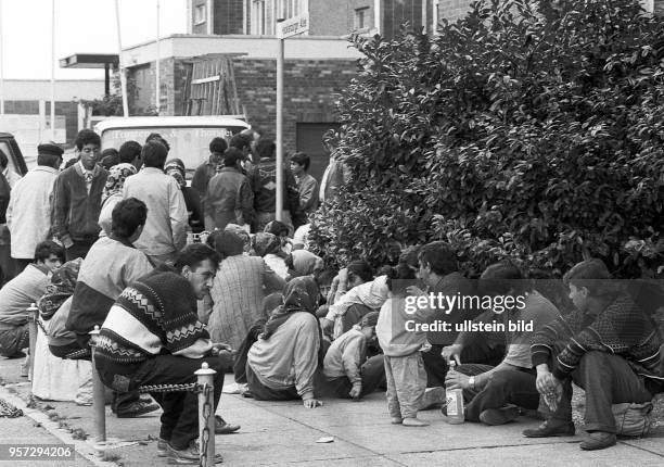 Asylbewerber, vorwiegend Roma- und Sintifamilien, stehen im August 1992 am Eingang zur Zentralen Aufnahmestelle in der Mecklenburger Allee 18 in...